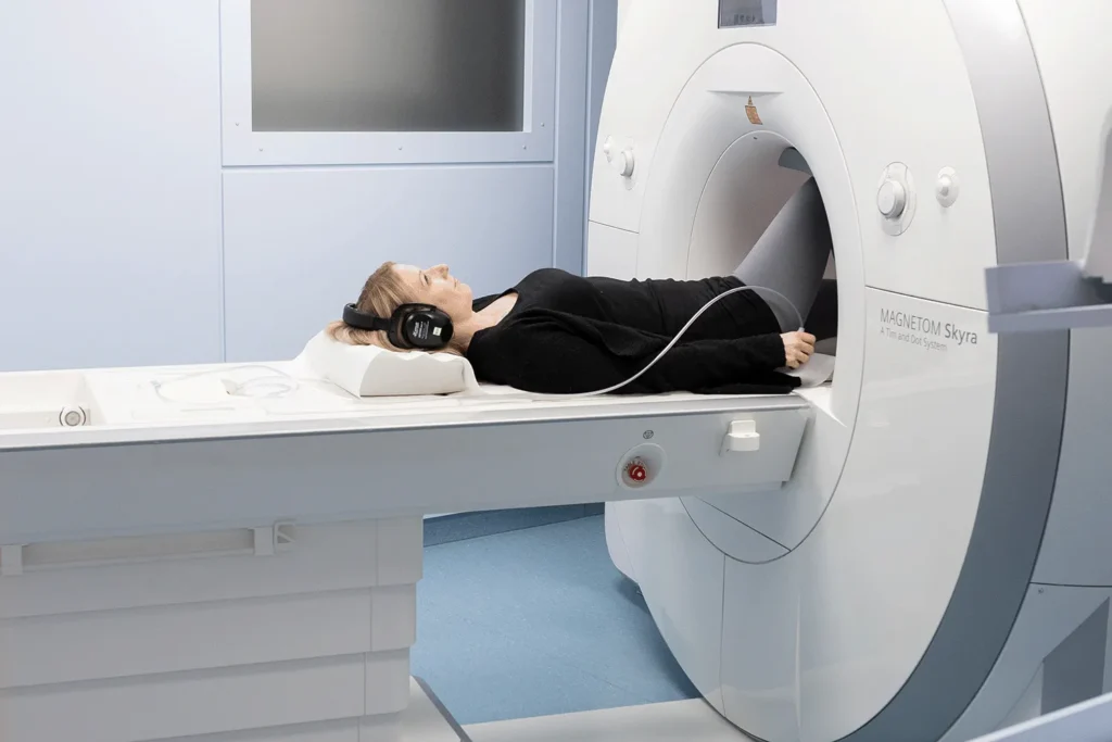 Ein MR Gerät wird für eine Untersuchung verwendet, es liegt eine junge Dame darin.