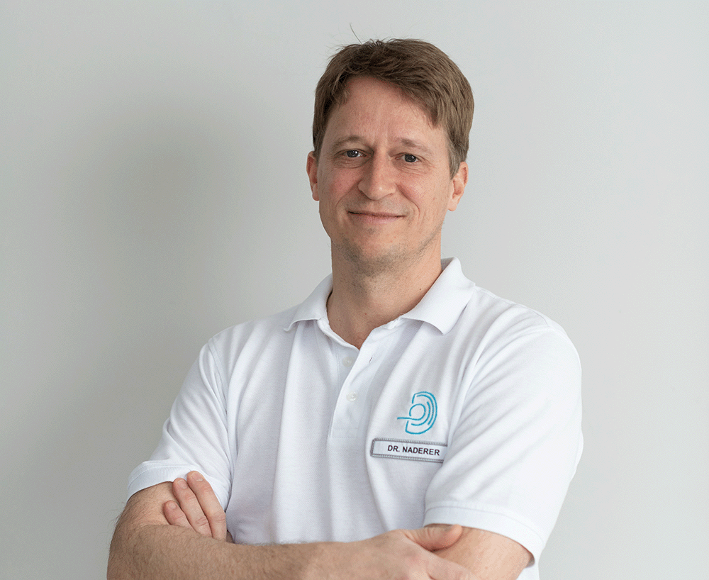 Dr. Naderer aus der Ordination blickt in die Kamera.