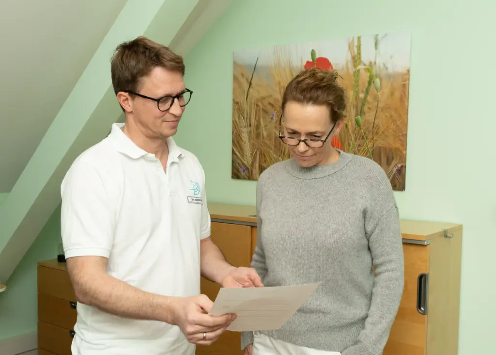 Dr. Naderer bespricht mit einer Patientin den Ablauf einer Biopsie.