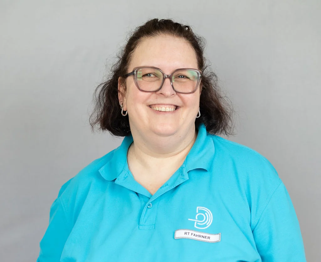 Radiologietechnologin mit dunklen Haaren und Brille
