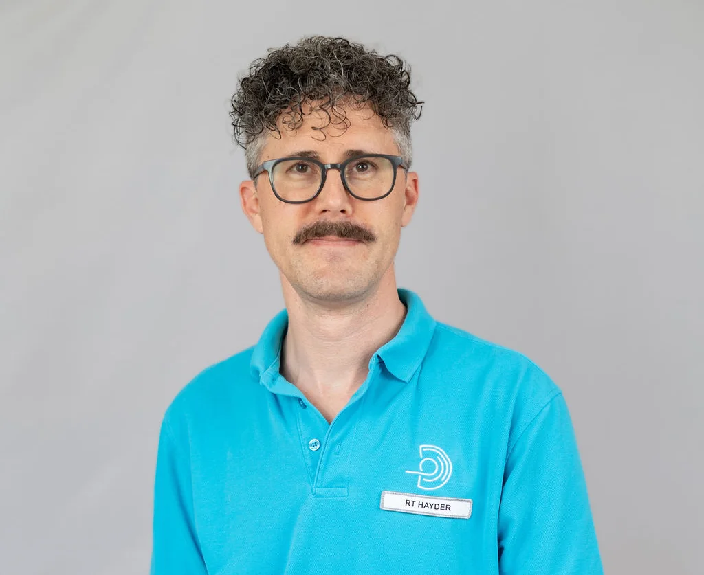Radiologietechnologe mit lockigen brauen Haaren